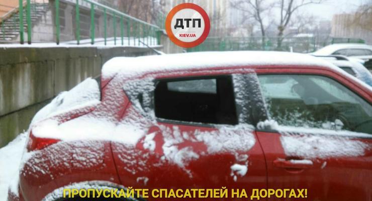 На парковке в Киеве разбили стекла нескольких автомобилей