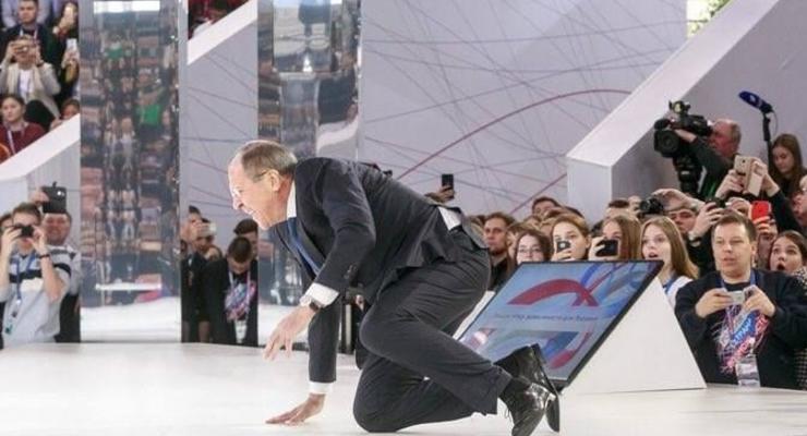 Стал на колени: Лавров упал на сцене форума о "величии" РФ