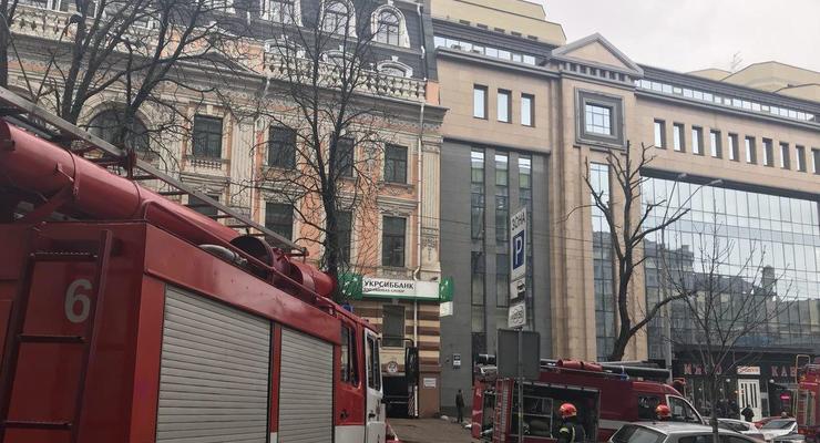 В центре Киева час тушили пожар