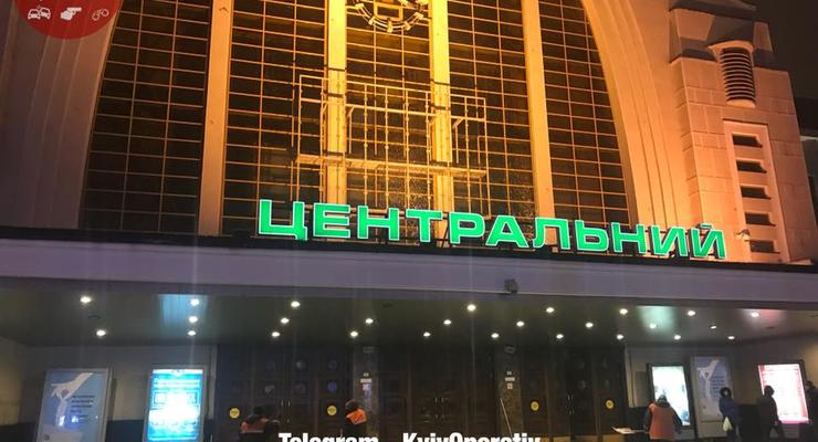 В Киеве на вокзале мужчину ударили ножом в лицо