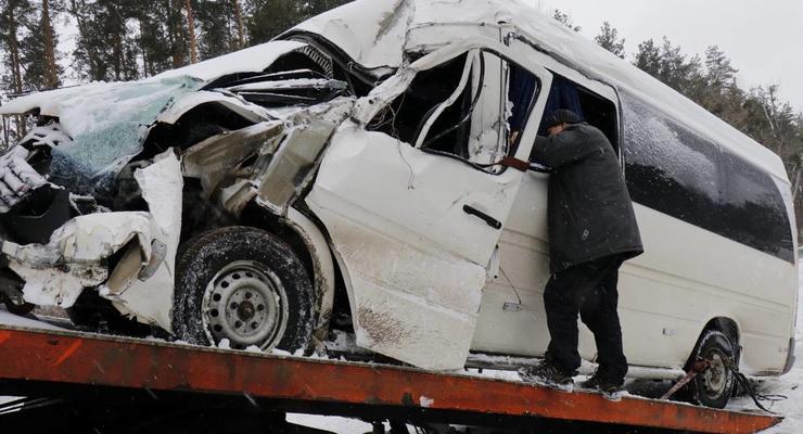 На Житомирской трассе маршрутка влетела в грузовик, трое пострадавших