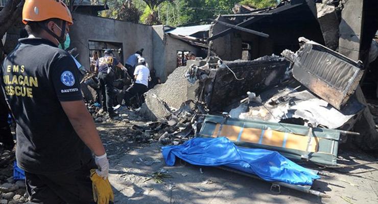 На Филиппинах самолет упал на жилой дом