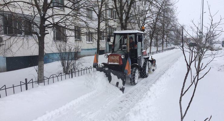 367 единиц техники Киевавтодора расчищают столичные дороги от снега