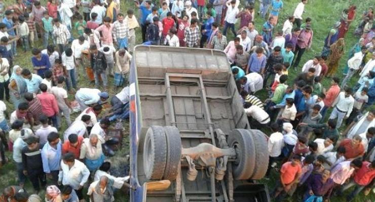 В Индии автобуса упал с моста: 14 погибших