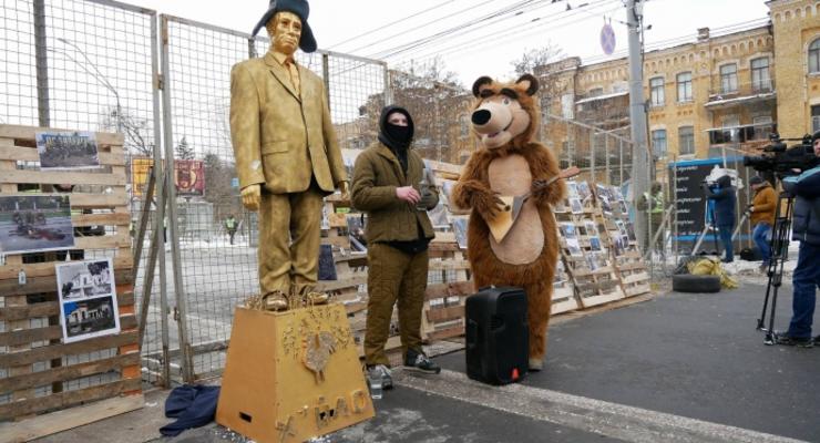 Под посольство РФ в Киеве сносят дрова и покрышки