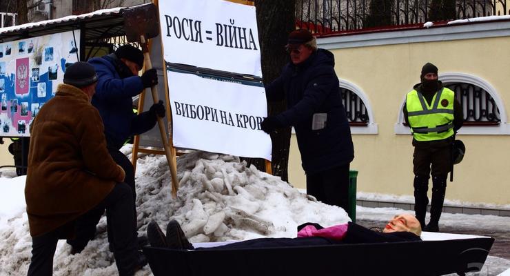 "Путин" в гробу: фото акций против выборов РФ в Украине