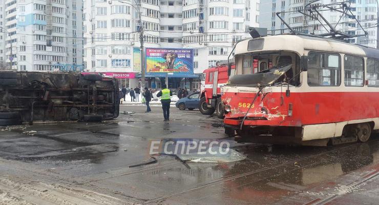 В Киеве столкнулись трамвай и грузовик, есть пострадавшие