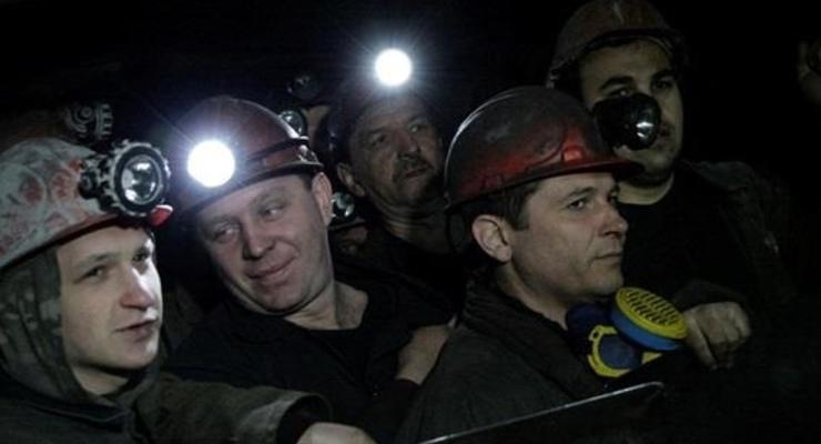 Обесточены две шахты в Луганской области: 170 человек - под землей