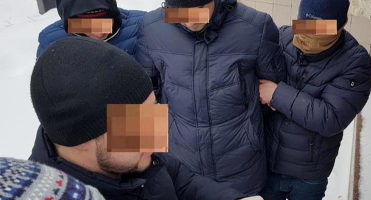 В Борисполе за взятку задержали двух таможенников