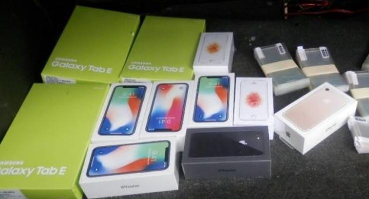 В оккупированный Донбасс пытались вывезти телефоны Apple