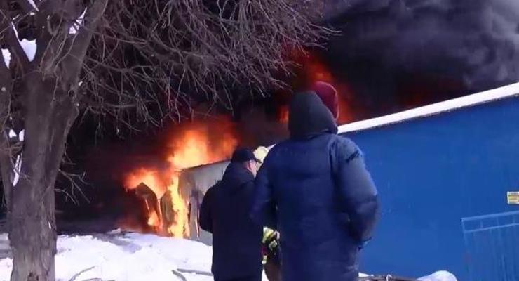 В Черновцах горит один из крупнейших рынков