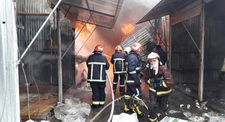 Пожар на рынке в Черновцах: пострадали три человека