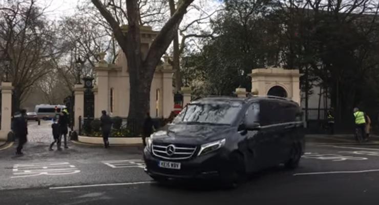Появилось видео, как российские дипломаты покидают Лондон
