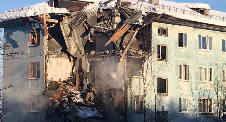 В Мурманске обвалились три этажа дома, есть жертвы