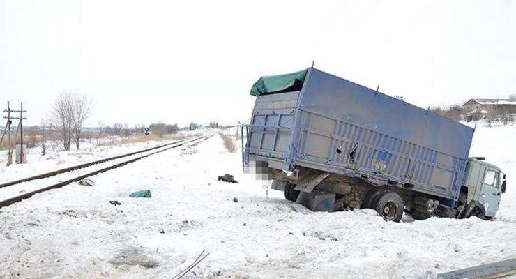 В Луганской области локомотив врезался в грузовик