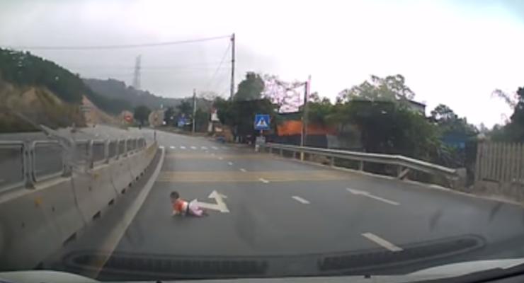 Во Вьетнаме грудничок выполз на оживленное шоссе