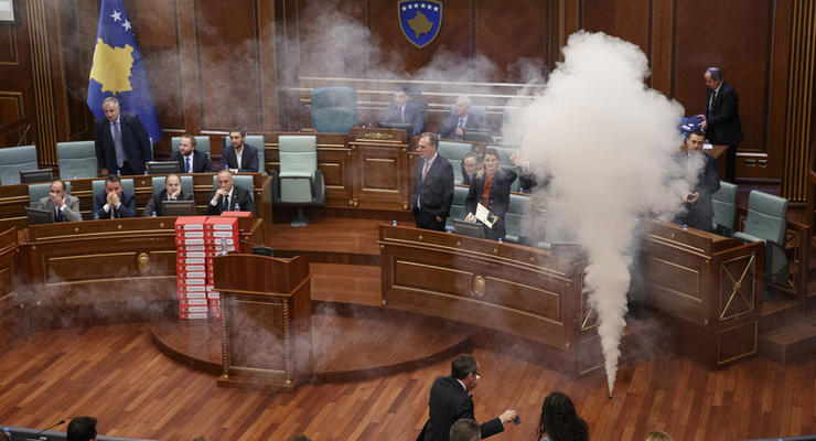 В Косово сорвали заседание парламента слезоточивым газом