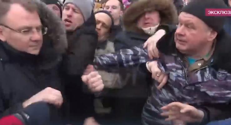 Массовое отравление в РФ: митингующие напали на губернатора