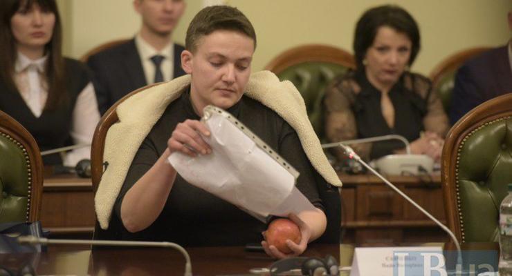 Савченко принесла в Раду гранаты и выложила на стол