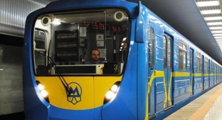 В метро Киева останавливалась красная ветка из-за падения мужчины на пути