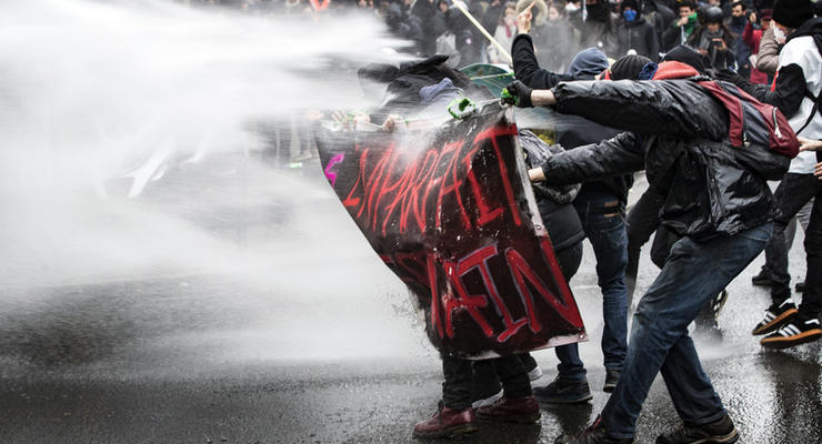 Во Франции массовые протесты, полиция применяет слезоточивый газ
