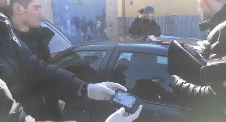 Во Львовской области полицейский погорел на взятке