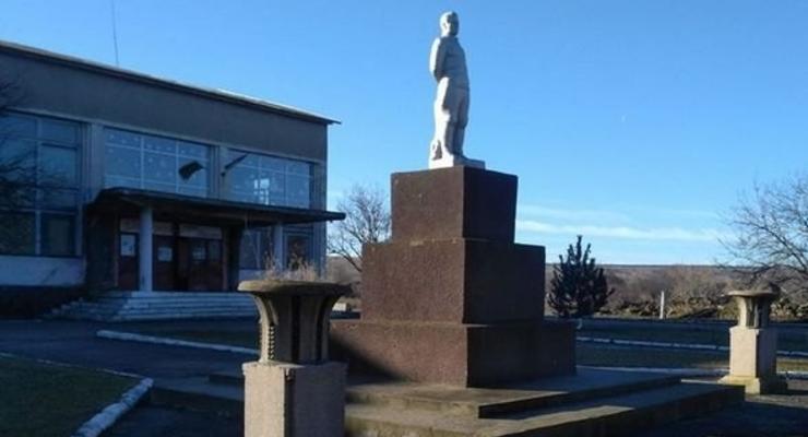 В Одесской области снесли последний памятник тоталитарному режиму
