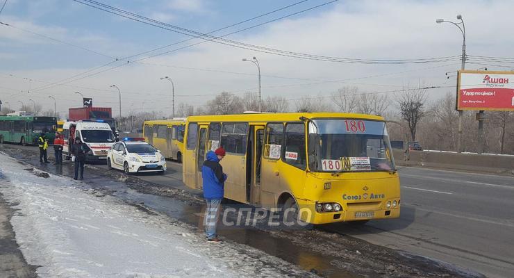В Киеве маршрутка въехала в троллейбус, есть пострадавшие