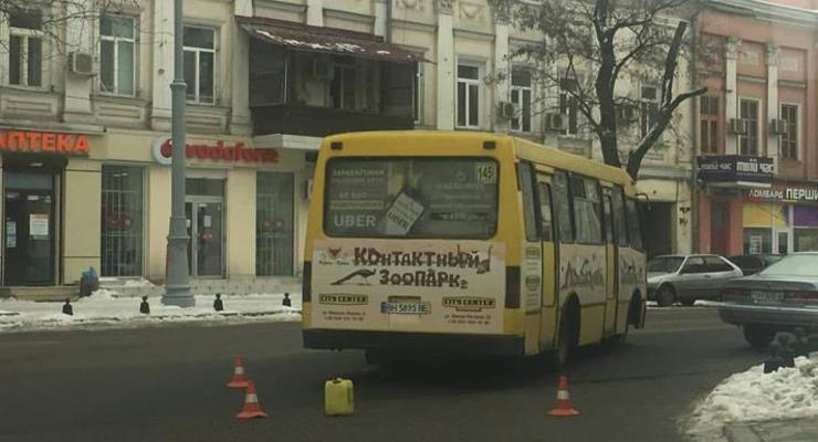 В Одессе из маршрутки на ходу выпала женщина