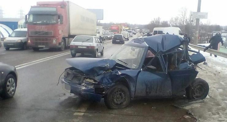 В Харькове водитель фуры разбил шесть автомобилей
