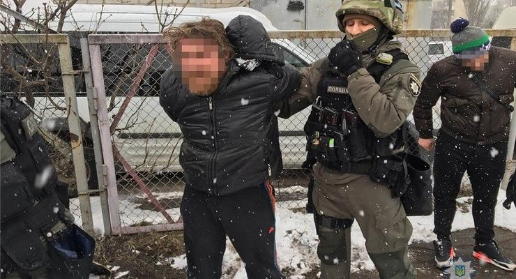 В Киеве полиция и спецназ задержали вооруженную банду наркоторговцев