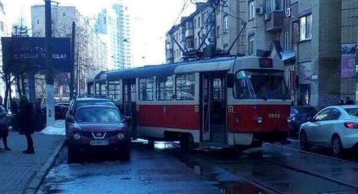 В Киеве трамвай сошел с рельсов и врезался в авто