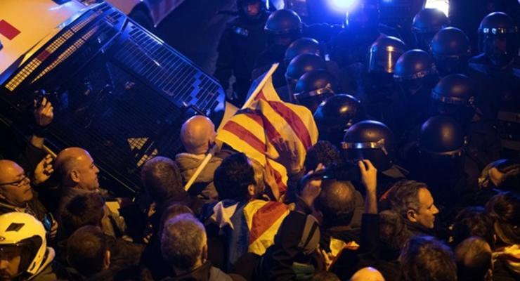 В столкновениях в Барселоне пострадали более 50 человек