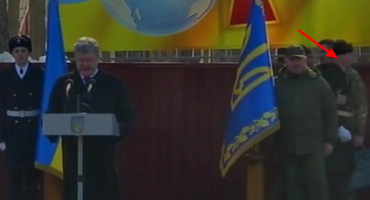 Знаменосец Порошенко потерял сознание