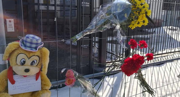 В Киеве принесли цветы под посольство РФ