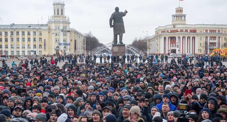 В Кемерово жители вышли на митинг: требуют отставки властей