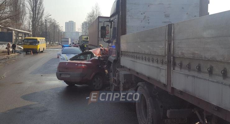 В Киеве легковушка врезалась в фуру: водитель погиб