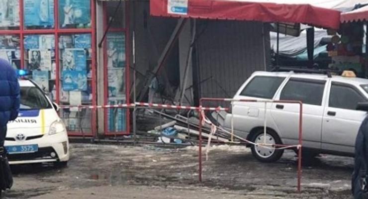 В Харькове авто полиции врезалось в торговый павильон