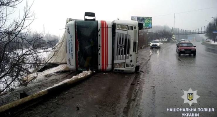 Под Харьковом на трассе столкнулись семь авто