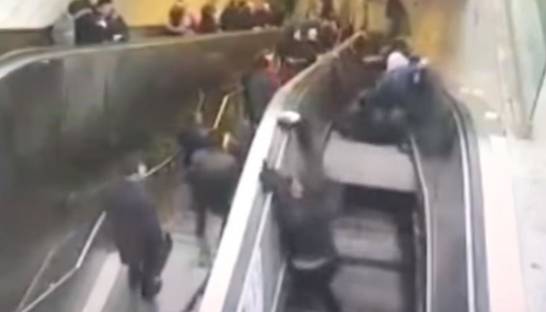 В Стамбуле сломанный эскалатор "зажевал" мужчину