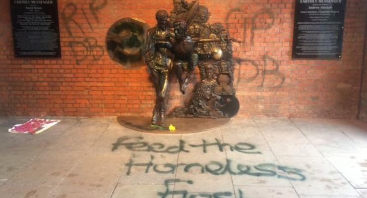 Первый в мире памятник Дэвиду Боуи пострадал от вандалов
