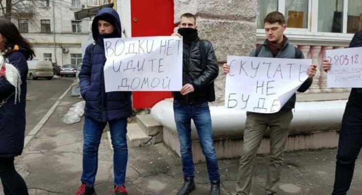 Водки нет, идите домой: в Киеве провожали дипломатов РФ