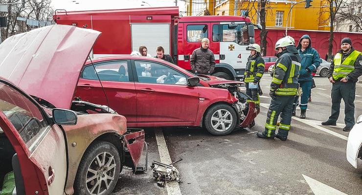 В центре Киева столкнулись две иномарки, есть пострадавшие