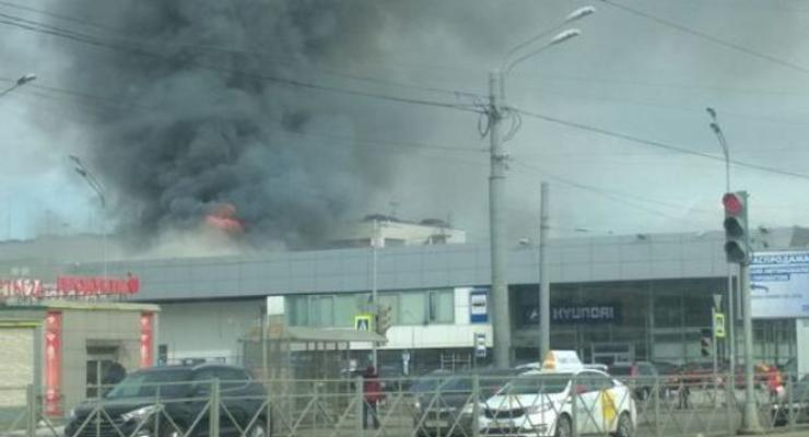 В Санкт-Петербурге горит автоцентр