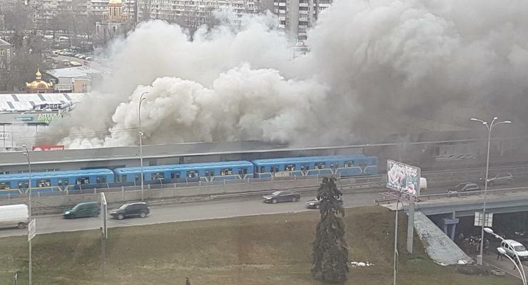 В Киеве закрыли метро Левобережная из-за пожара