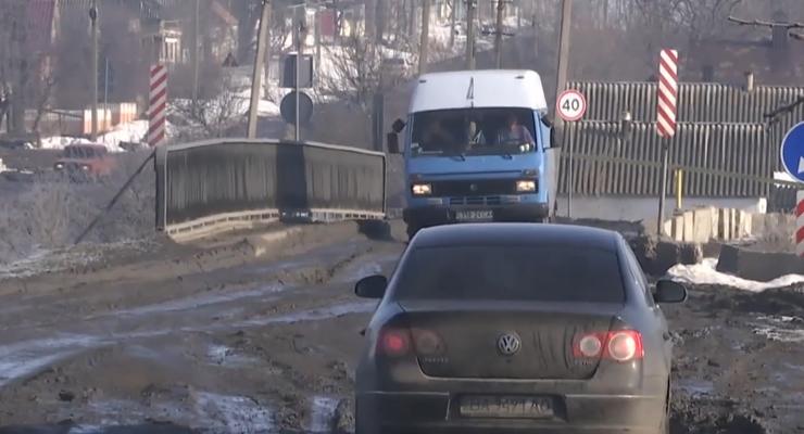 После протестов местных жителей начался ремонт трассы под Николаевом