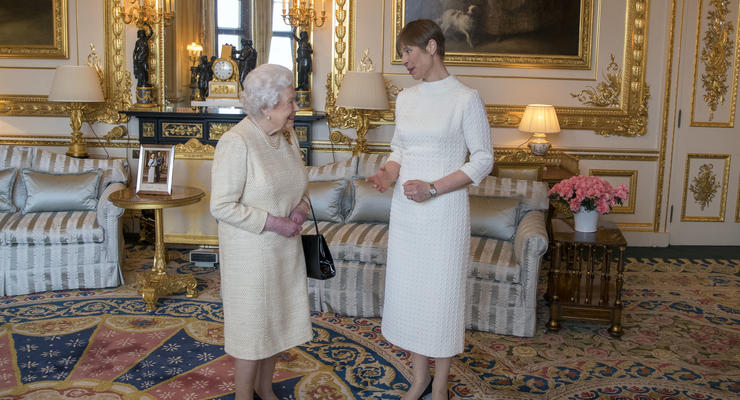 Президент Эстонии подарила королеве Британии баночку необычного меда