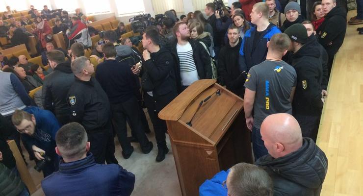 В Николаеве активисты прорвалиcь в облсовет, требуют отставки Савченко