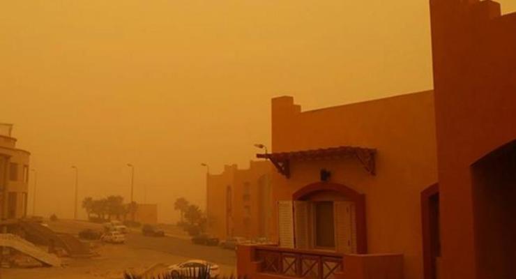 Песчаная буря в Египте парализовала транспорт