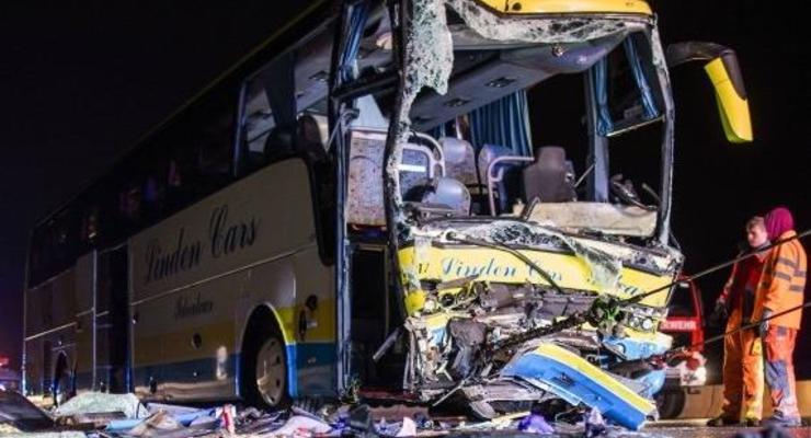 В Германии туристический автобус врезался в фуру: 19 пострадавших